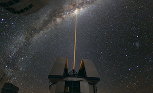 Télescope à visée laser de l'European Southern Observatory photographié en 2010.