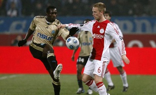 Mamadou Niang, de l'Olympique de Marseille, et Rasmus Lindgren, de l'Ajax Amsterdam, le 12 mars 2009 lors du match de Coupe de l'UEFA, au Stade-Vélodrome.