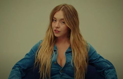 Egérie d’une marque de jeans, Sydney Sweeney au cœur d’une controverse