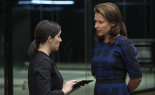 Shannon Woodward et Sidse Babett Knudsen dans «Westworld».