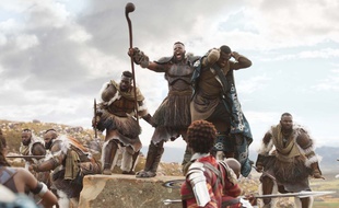 Travis Love et Winston Duke dans Black Panther de Ryan Coogler
