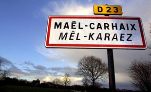 Panneau signalétique à l'entrée de Maël-Carhaix, en Bretagne, et sa traduction en breton