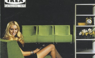 Une petite dame ravie des 75 ans de la marque Ikea (et accessoirement la couverture du catalogue de 1970).