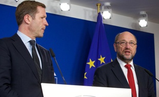 Le chef du gouvernement de Wallonie, Paul Magnette (G) et le président du Parlement européen, Martin Schulz, lors d'un point presse après une réunion portant sur le CETA à Bruxelles, le 22 octobre 2016.
