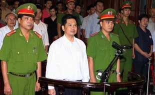 Image délivrée par Vietnam News Agency le 2 août 2011 de Cu Huy Ha Vu lors de son procès, fils d'un compagnon de route du fondateur du Vietnam communiste Ho Chi Minh, avait été condamné en 2011 à sept ans d'emprisonnement pour propagande contre l'Etat