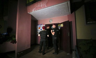 Des policiers devant l'immeuble où a été abattu le journaliste à Kiev.