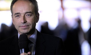 Jean-François Copé, président de l'UMP, a mis en garde mardi contre un "numéro de voyeurisme et d'hypocrisie" qu'il accuse le pouvoir d'organiser autour du patrimoine des politiques pour, dit-il, occulter l'affaire Cahuzac.