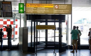 Après avoir brièvement perdu le contact avec un avion de la compagnie espagnole Vueling à destination d'Amsterdam-Schiphol, les autorités néerlandaises ont cru un instant mercredi à une prise d'otages, mobilisant notamment deux F-16 pour escorter l'appareil.