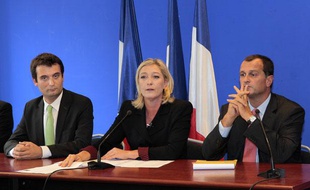 De gauche à droite, Florian Philippot, Marine Le Pen, Louis Aliot, lors d'une conférence de presse sur l'équipe de campagne de la présidente du Front national, le 6 octobre 2011 à Nanterre.