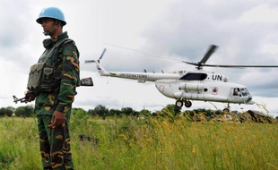 Une base de l'ONU a été attaquée et trois Casques bleus tués jeudi au Soudan du Sud, un jeune Etat "au bord du précipice" de la guerre civile, selon Barack Obama qui y a déployé 45 soldats.