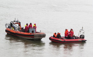 Des sapeurs-pompiers sur la Loire, à Nantes.