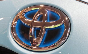 Le premier constructeur d'automobiles mondial, Toyota, semble avoir tourné la page de quatre années difficiles et prévoit d'importants profits en 2013-2014 grâce à des ventes toujours dynamiques et à la dépréciation du yen.