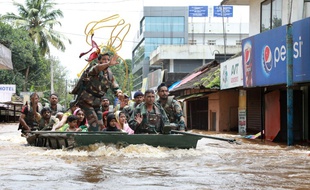 L'armée indienne évacue les résidents du district d'Ernakulam, en Inde, le 17 août 2018.