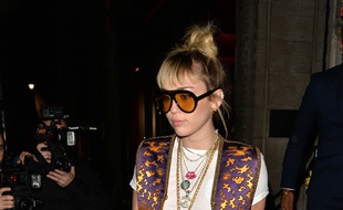 La chanteuse et actrice Miley Cyrus dans les rues de Londres
