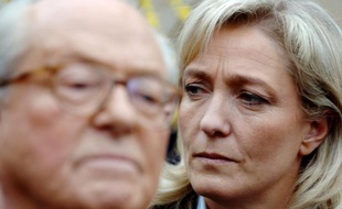 Marine Le Pen et son père Jean-Marie Le Pen, lors d'un meeting du FN, le 17 mars 2007 à la Trinité-Sur-Mer