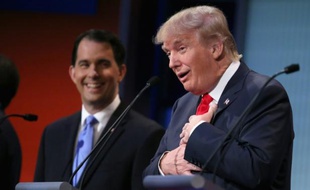 Le candidat à la primaire républicaine, Donald Trump (D) et le gouverneur du Wisconsin, Scott Walker (G), participent au débat organisé par FOX News et Facebook, le 6 août 2015 à Cleveland