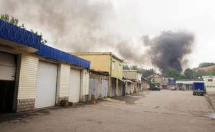 Dans les faubourgs de Donetsk, à l'est de l'Ukraine, une colonne de fumée grise s'élève lundi 7 juillet 2014