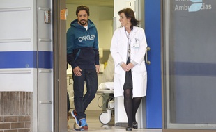 Fernando Alonso à sa sortie de l'hôpital de Barcelone le 25 février 2015.