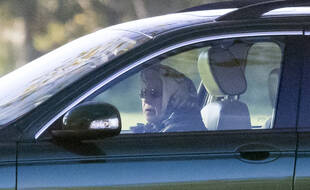 Elisabeth II, fichu sur la tête et main sur le volant de sa Jaguar, le 1er novembre 2021.