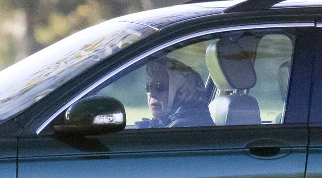 La photo d'Elisabeth II au volant de sa Jaguar rassure les Britanniques