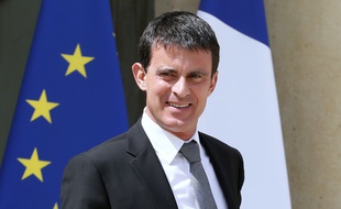 Le Premier Ministre Manuel Valls devant l'Elysée le 16 juillet 2014.