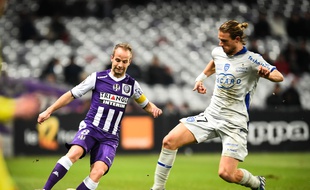 Le milieu de terrain du TFC Etienne Didot face à son homologue bastiais Guillaume Gillet, lors du match de Ligue 1 entre Toulouse et Bastia, le 17 janvier 2015.