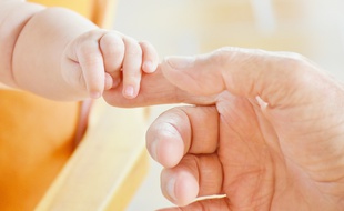 La crèche de Fleury-Mérogis est ouverte de 7H30 à 17H00 du lundi au vendredi et coute une dizaine d'euros par mois.