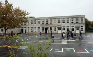Des enfants jouent dans la cour d'une école à Aulnay-sous-Bois le 9 octobre 2009