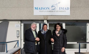 Le maire de Garges-les-Gonesse, Maurice Lefevre (G), la mère du premier soldat tué par Mohamed Merah en 2012, Latifa Ibn Ziaten, et la préfète à l’Égalité des chances dans le Val-d’Oise, Sylvie Feucher, le 16 février 2016