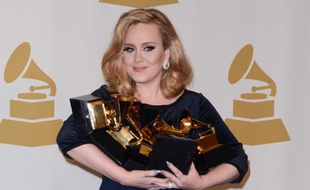 La chanteuse Adele a triomphé aux 54e Grammy Awards.