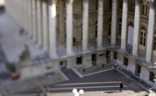 La Bourse de Paris a terminé sur une note stable lundi, les investisseurs jouant la prudence après une série de statistiques américaines mitigées et avant des rendez-vous économiques importants outre-Atlantique sur le front de l'emploi et de la politique monétaire.