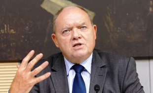 Le député socialiste René Dosière présentant son rapport sur le budget de l'Elysée le 16 juin 2009.