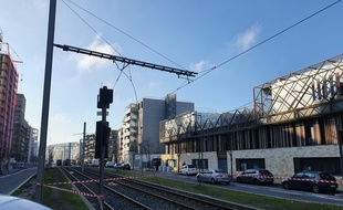Une partie de la Ligne aérienne de contact de la ligne C a été arrachée par un camion grue