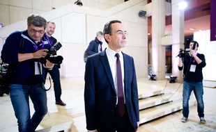 Bruno Retailleau, candidat Les Républicains, à son arrivée à l'hôtel de région dimanche soir.