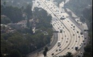 La Californie avait déjà passé une loi en 2002 demandant aux constructeurs de réduire les émissions de gaz à effet de serre de leurs voitures de 22% d'ici à 2012 et de 30% d'ici à 2016. Sept autres Etats américains ont depuis indiqué qu'ils comptaient suivre cet exemple.