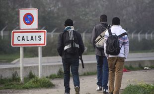 Trois jeunes migrants à Calais, le 23 octobre 2016.