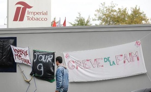 Un employé de la Seita devant l'usine de Carquefou, près de Nantes, le 7 octobre 2014