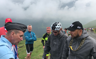 Chris Froome vs le gendarme
