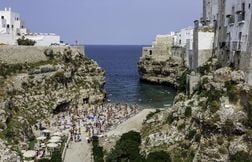 En vacances avec ses amis en Italie, il se tue en plongeant d’une falaise