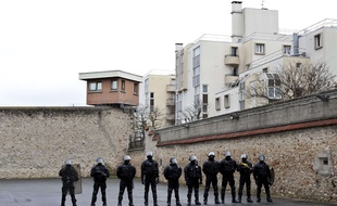 Des membres de l'ERIS lors d'une visite officielle de Christine Taubira et Bernard Cazeneuve à la prison de Fresne le 26 février 2015.