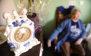 Une personne âgée dans une maison de retraite.