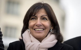 La candidate du PS à la mairie de Paris Anne Hidalgo, invitée des Echos TV mercredi, s'est dite favorable à la réouverture de l'épineux dossier du travail le dimanche.