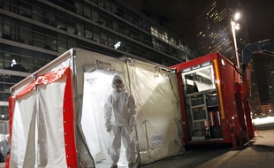 Un exercice de contamination chimique à La Défense, le 19 novembre 2011.