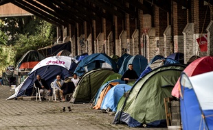 Près de 200 migrants vivaient sur le site de la gare Saint-Sauveur, à Lille.