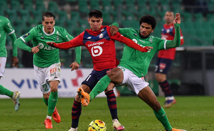 Luiz Araujo, qui bataille ici avec Mahdi Camara, s'est à nouveau montré très remuant dimanche à Saint-Etienne.