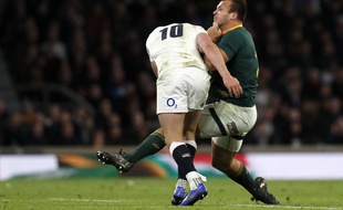 Exemple d'un plaquage à l'épaule d'un Anglais sur un joueur Sud-Africain lors d'un test-match.