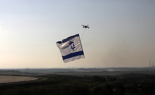 Un drone israélien transportant un drapeau du pays à proximité de la bande de Gaza, le 29 mai 2018.