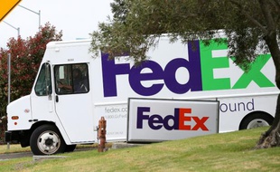 Un camion de livraison FedEx au centre de distribution de San Rafael, le 20 mars 2013 en Californie