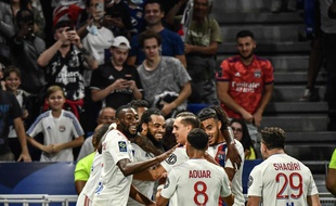 Jason Denayer est félicité par ses coéquipiers après avoir inscrit le deuxième but, dimanche contre Strasbourg (3-1). JEFF PACHOUD