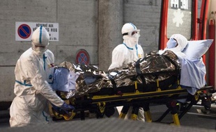 Le Dr Feliz Baez Sarria, médecin cubain contaminé par le virus Ebola, transporté sur une civière pour être soigné aux Hôpitaux universitaires de Genève, le 21 novembre 2014